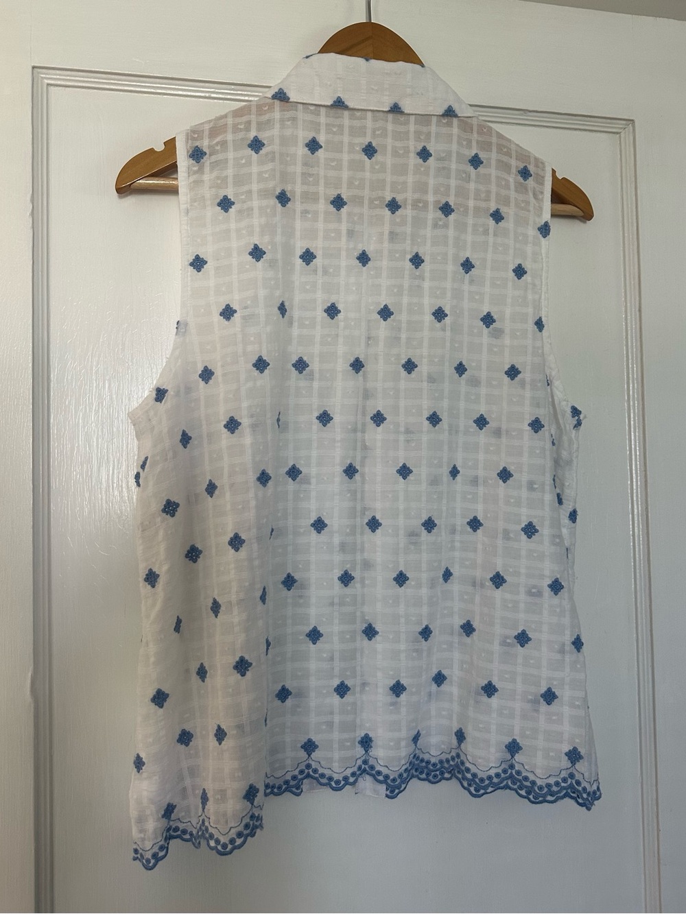 Lucky Brand White Sleeveless Button-Down Top with Blue Embroidery - Picture 4 of 5